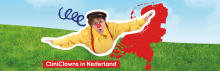 Afbeelding van een vliegende clown met een gele bloes, rode bretels, rode neus en zwarte pet die over de kaart van Nederland vliegt