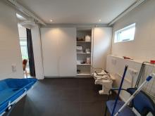Volledig aangepaste badkamer met plafondlift en douchebrancard
